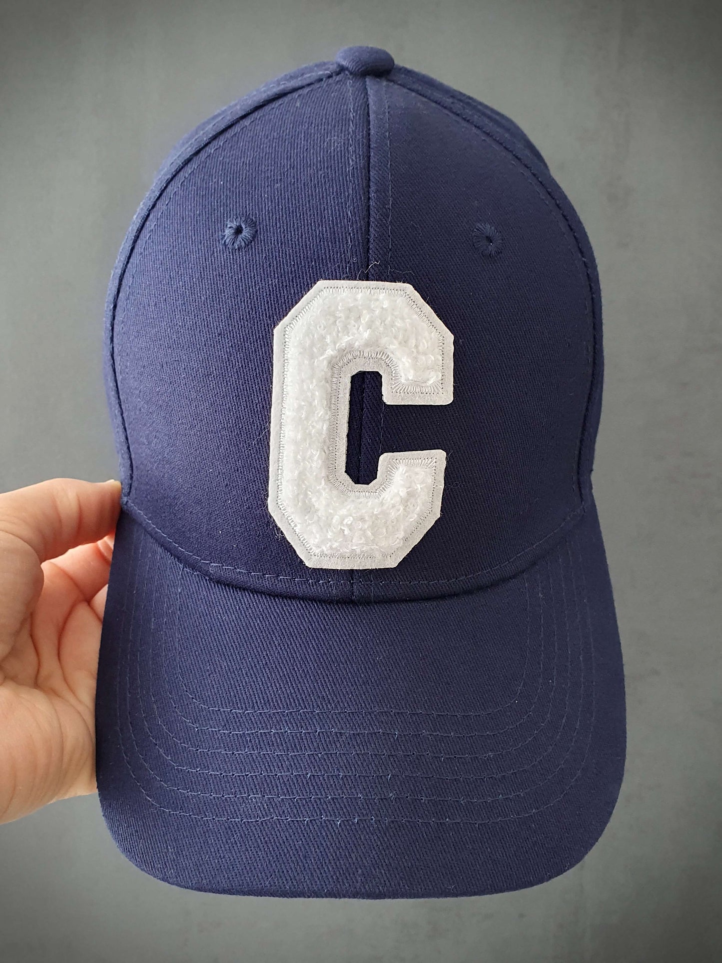 Découvrez notre casquette bleue marine tendance avec une lettre C en bouclette sur l'avant, ajoutant une touche d'originalité. Fabriquée à partir de 100% coton de qualité, cette casquette offre un confort optimal. Son design réglable à l'arrière permet un ajustement personnalisé pour s'adapter à toutes les tailles de tête. Que vous souhaitiez un look décontracté ou sportif, cette casquette polyvalente est un choix idéal. Complétez votre tenue avec style et profitez d'un accessoire pratique et à la mode.