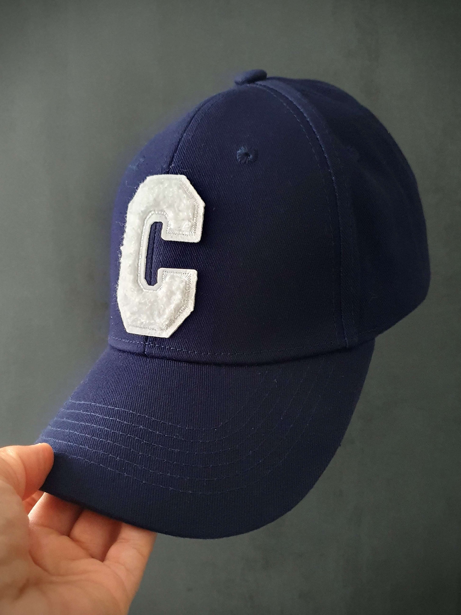 Découvrez notre casquette bleue marine tendance avec une lettre C en bouclette sur l'avant, ajoutant une touche d'originalité. Fabriquée à partir de 100% coton de qualité, cette casquette offre un confort optimal. Son design réglable à l'arrière permet un ajustement personnalisé pour s'adapter à toutes les tailles de tête. Que vous souhaitiez un look décontracté ou sportif, cette casquette polyvalente est un choix idéal. Complétez votre tenue avec style et profitez d'un accessoire pratique et à la mode.