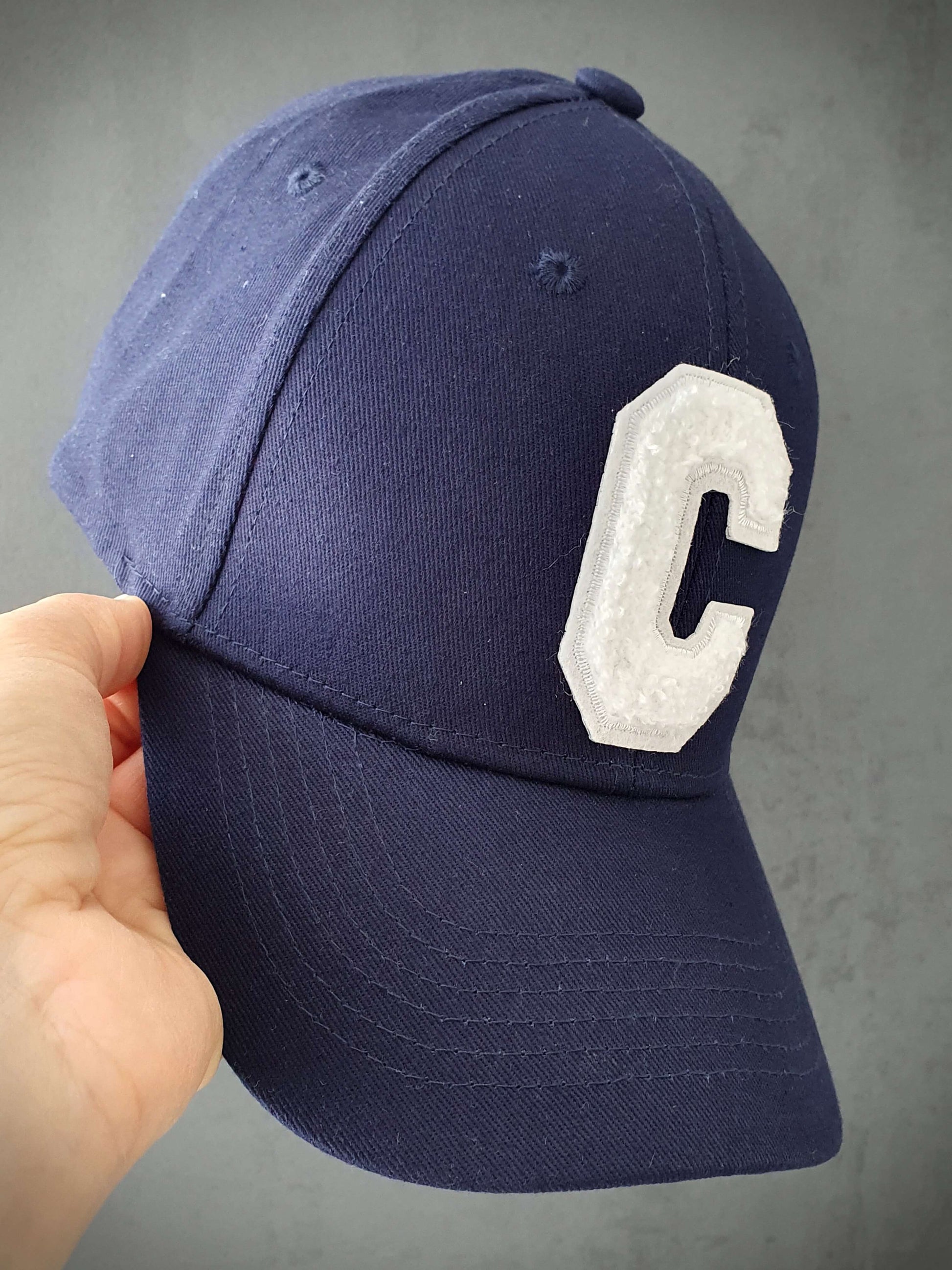 Découvrez notre casquette bleue marine tendance avec une lettre C en bouclette sur l'avant, ajoutant une touche d'originalité. Fabriquée à partir de 100% coton de qualité, cette casquette offre un confort optimal. Son design réglable à l'arrière permet un ajustement personnalisé pour s'adapter à toutes les tailles de tête. Que vous souhaitiez un look décontracté ou sportif, cette casquette polyvalente est un choix idéal. Complétez votre tenue avec style et profitez d'un accessoire pratique et à la mode.