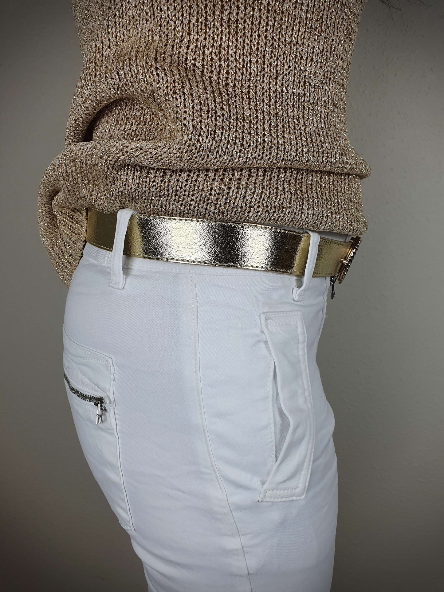 Ceinture en cuir dorée avec une boucle en double anneaux doré à découvrir sur www.gayano.fr