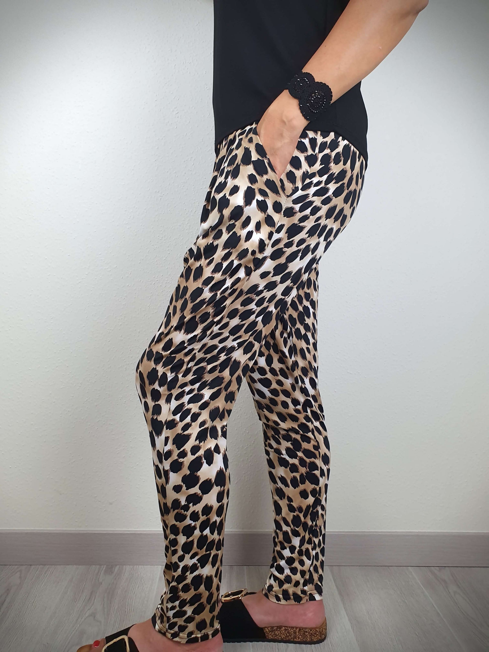 Ce pantalon ample à l'imprimé léopard tendance et original est un véritable. Avec une coupe ample et une matière maillots de bain fluide et légère, il offre un confort optimal. Doté d'une poche italienne de chaque côté, il allie praticité et style. Fabriqué en France avec 95% de polyester et 5% d'élasthanne.